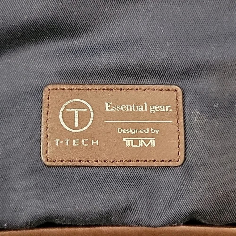 Tumi Messenger